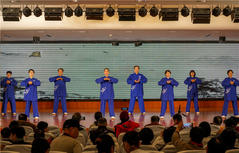 健身气功班《健身气功八段锦表演》 .jpg